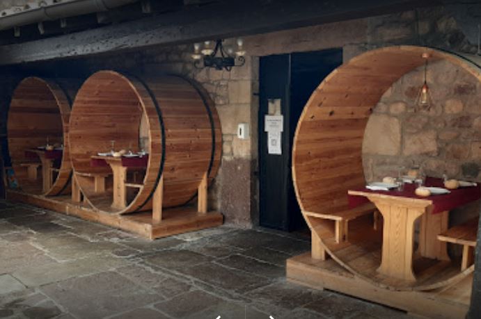 Barricas decorativas del restaurante